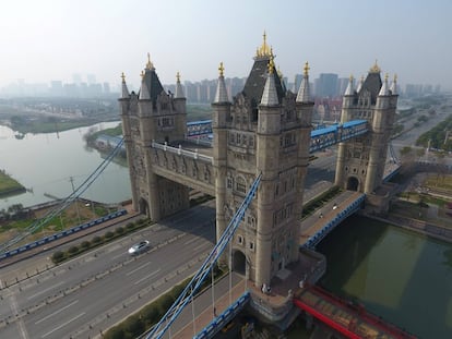 <b>¿Réplica u original?</b> <br>Réplica. Este puente que imita el Tower Bridge de Londres se encuentra en Suzhou, localidad a unos 100 kilómetros de Shanghai. La ciudad, conocida como la Venecia de Oriente, cuenta con 50 puentes que son réplicas de otros famosos localizados en diferentes partes del mundo. Este en concreto se terminó en 2013.