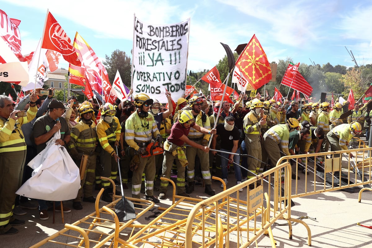 Miles de manifestantes exigen mejoras laborales para bomberos ...