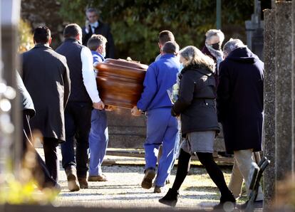 Un pequeño grupo de allegados asiste al entierro de Rosario Porto en el cementerio compostelano de Boisaca.