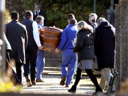 Un pequeño grupo de allegados asiste al entierro de Rosario Porto en el cementerio compostelano de Boisaca.