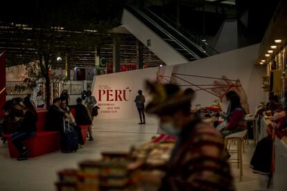 Visitantes en el pabellón literario de Perú.