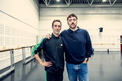 Rubén Olmo (izquierda) y Marcos Morau, en la sala de ensayo del Ballet Nacional de España.