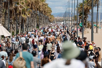 Aspecto de la playa de las Arenas en Valencia, el pasado lunes, festivo allí.