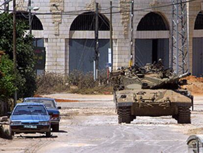 Un tanque israelí patrulla por las calles de Yenín.