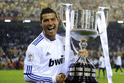 Ronaldo con el trofeo de la Copa del Rey.