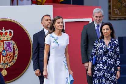 Queen Letizia (first and left), next to the Minister of Defense, Margarita Robles (to the right), the president of the Canary Islands, Fernando Clavijo (on the left, behind), and the mayor of Santa Cruz de Tenerife, José Manuel Bermúdez.