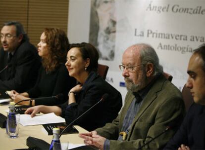 Homenaje a Ángel González, anoche en Madrid, con Caballero Bonald en primer término