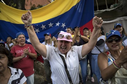 Manifestación de opositores al gobierno de Nicolás Maduro en las calles de Caracas, este sábado.
