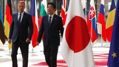 Shinzo Abe, primer ministro japones, es recibido por el presidente del Consejo Europeo, Donald Tusk. / REUTERS
