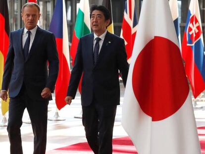 Shinzo Abe, primer ministro japones, es recibido por el presidente del Consejo Europeo, Donald Tusk. / REUTERS