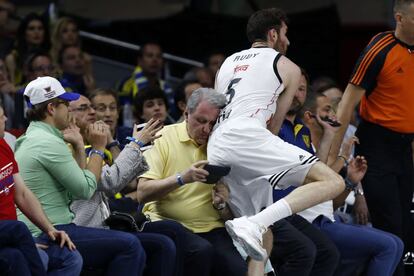 Rudy Fernández cae junto a un espectador del Palacio de los Deportes.