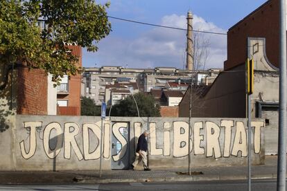 Pintades demanant la llibertat de Jordi Sànchez i Jordi Cuixart.