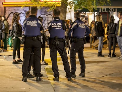 Varios policías disuelven el sábado un botellón en la plaza del Dos de Mayo.