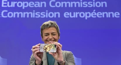 La nueva comisaria europea de Competencia toma una foto con su m&oacute;vil minutos antes de la rueda de prensa.