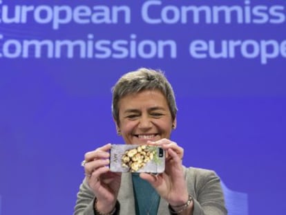 La nueva comisaria europea de Competencia toma una foto con su m&oacute;vil minutos antes de la rueda de prensa.