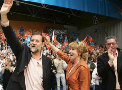 Mariano Rajoy junto a Esperanza Aguirre y Alberto Ruiz-Gallardón, durante el acto del PP celebrado en Madrid.