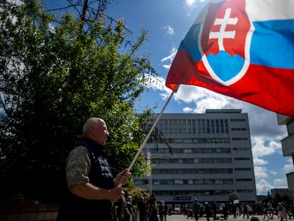 Un hombre enarbolaba este jueves una bandera de Eslovaquia frente al hospital de la localidad de Banska Bystrica donde está ingresado el primer ministro, Robert Fico, tras el intento de asesinato del día anterior.