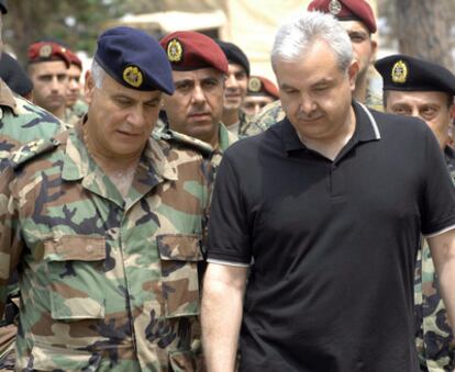 El ministro de Defensa libanés, Elías Murr (derecha), junto al comandante del Ejército, Jean Kahwaki, hoy, durante una visita a una base militar donde ha anunciado la apertura de una suscripción popular para financiar a sus fuerzas armadas.
