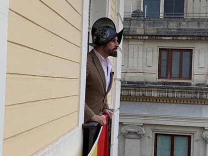 Una imagen colgada en el twitter de Santiago Abascal que ha posado con un casco al estilo Hernán Cortés.
