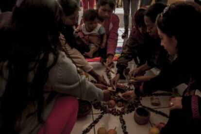 Arriba: María Ayui narra su experiencia de desplazamiento forzado de la comunidad de Tsuntsuim, que tuvo que abandonar por la militarización de la región afectada por el megaproyecto minero San Carlos Panantza. Abajo: Mujeres shuar participan en un ritual junto a personas solidarias en la sede de la Confederación de Nacionalidades Indígenas del Ecuador, en Quito.