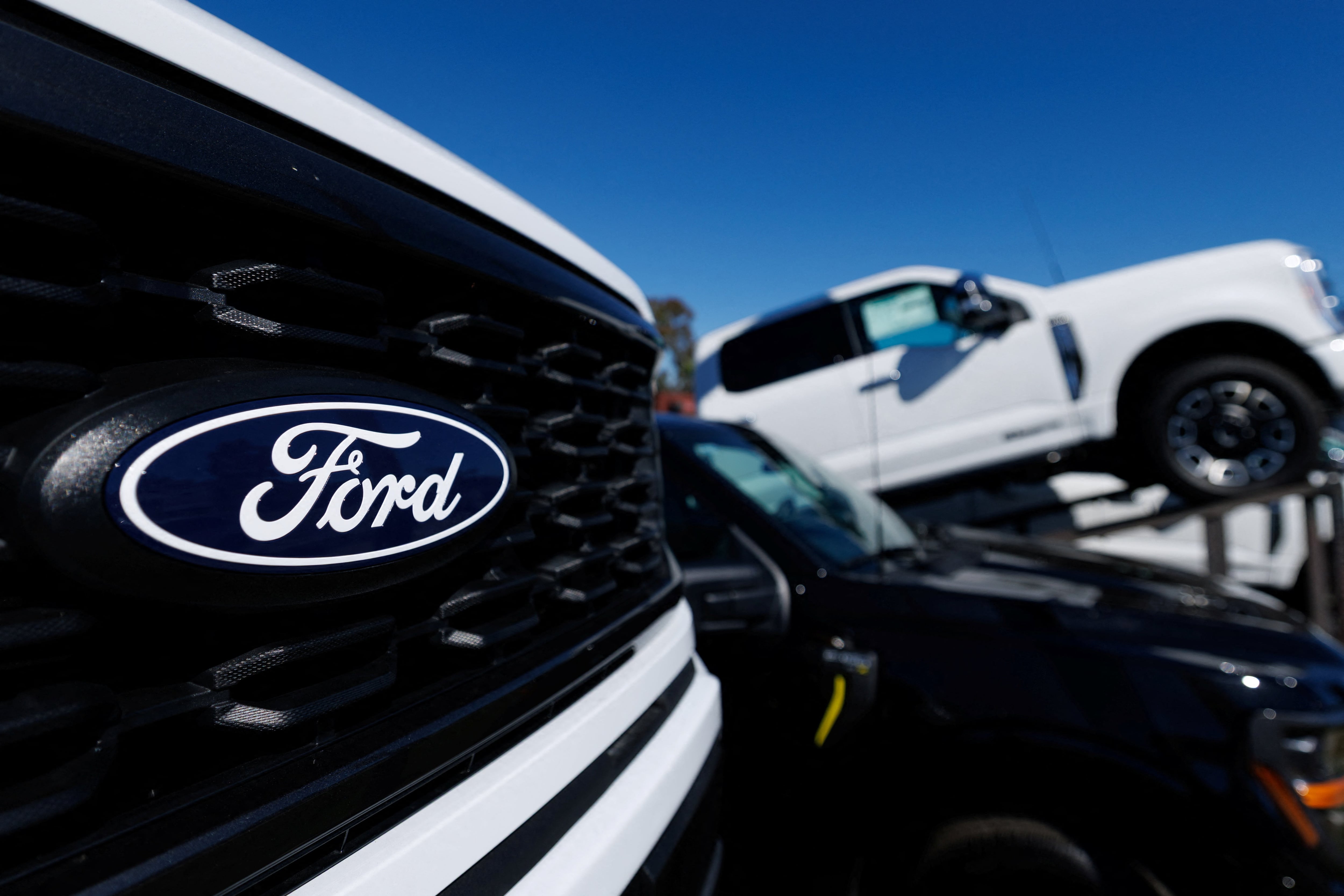 El logo de Ford en una pickup F-150 a la venta en Encinitas, California.