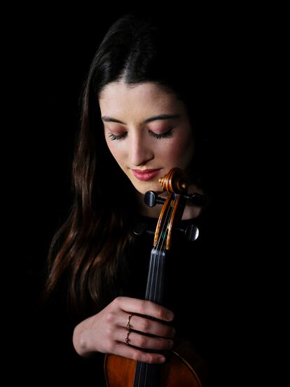 María Dueñas, con un violín 'nicolò gagliano'. “Era consciente de que la música requería esfuerzo y ese esfuerzo, lejos de frenarme, me hacía ilusión”, dice.