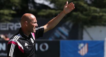 Zidane, en el baquillo del Castilla, contra el Atlético B.