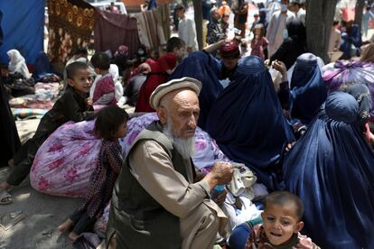 Afganos, desplazados de las provincias del norte y que huyeron de su hogar, se refugian en un parque público en Kabul, este martes.