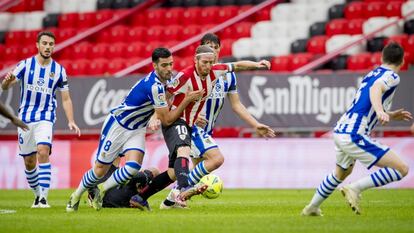 Muniain protege el balón ante Merino durante el último Athletic-Real en San Mamés. / ATHLETIC CLUB