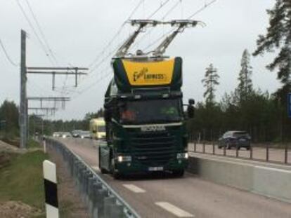 A por la carretera eléctrica. Suecia quiere ser el primer país con carreteras eléctricas para reducir el impacto ambiental del transporte pesado. El primer banco de pruebas, con una catenaria a 5,4 metros de altura y similar a la de un tren ligero, se ha instalado en Sandviken, sobre dos kilómetros de la carretera E16. El test se mantendrá hasta 2018.