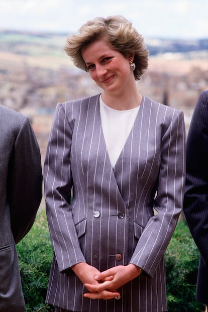 Al igual que Margaret Thatcher, primera ministra británica por aquel entonces, Diana de Gales hizo del power suit su uniforme. Lo llevaba de todos colores posibles. Escogió este, de raya diplomática, en un viaje a España en 1987.