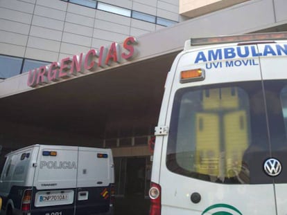  Una ambulancia frente a un centro sanitario en Andalucía, en una imagen de archivo. 