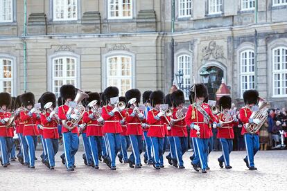 La guardia de honor se prepara antes de la proclamación del heredero de la reina Margarita II en el palacio de Amalienborg, residencia de la familia real danesa.
