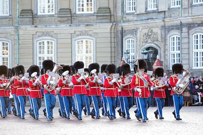 La guardia de honor se prepara antes de la proclamación del heredero de la reina Margarita II en el palacio de Amalienborg, residencia de la familia real danesa.