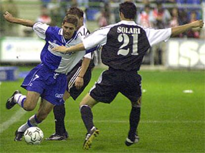 Solari intenta frenar el avance de un jugador alavesista.