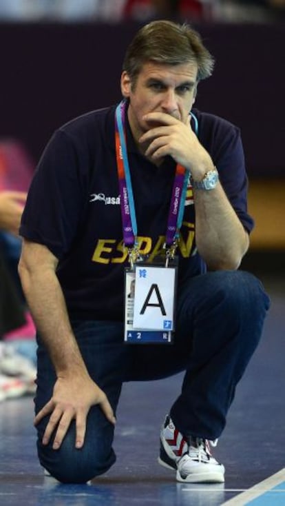 Jorge Dueñas observa el juego, durante un partido.
