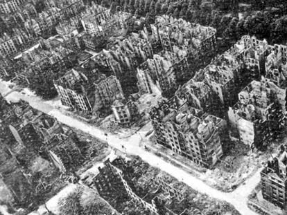 Una imagen aérea de los efectos de los bombardeos sobre Hamburgo en 1943.