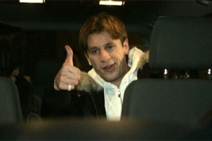 Cassano saluda a la prensa española en el coche que le trasladó desde Barajas al Bernabéu.