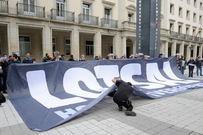 Simpatizantes de Sortu se concentran trente a la sede del PP en Vitoria.