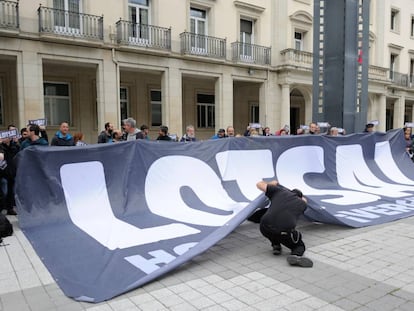 Simpatizantes de Sortu se concentran trente a la sede del PP en Vitoria.