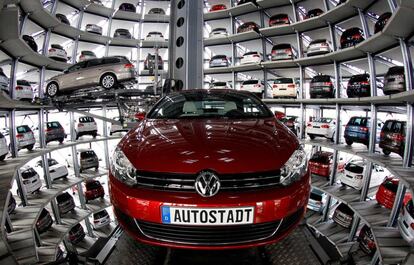 Coches del fabricante alemán Volkswagen en la fábrica de Wolfsburgo.