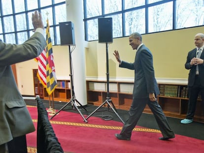 Obama anda sin zapatos en la mezquita de Baltimore