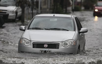 Algunos automóviles siguieron circulando por las calles inundadas de Buenos Aires
