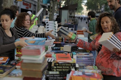 Venedores de llibres enfeinades. 