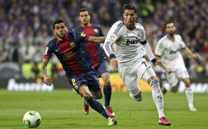 Alves y Cristiano en un Madrid-Barça del curso pasado