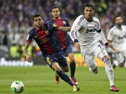 Alves y Cristiano en un Madrid-Barça del curso pasado