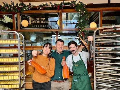 Carla Rodamilans, Buster Turner y Antonio Machado, cocinero jefe del ahumador Rooftop Smokehouse, en Barcelona.