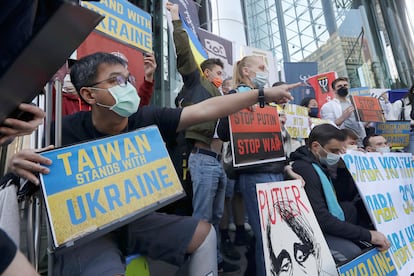 Un grupo de personas se manifiestan el 1 de marzo en Taipéi en contra de la invasión a Ucrania