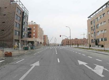 Una de las calles del nuevo barrio de Montecarmelo.