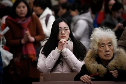 Católicos chinos asisten a misa en una iglesia de Pekín